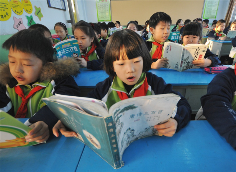 2月13日，河北省邢台市桥西区幸福源小学学生在开学第一课上诵读《唐诗三百首》等图书。