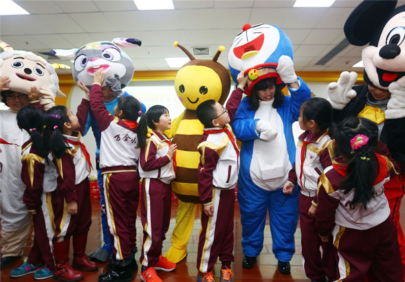 2月13日，天津万全小学的校领导身着卡通服装在开学典礼现场与学生互动。