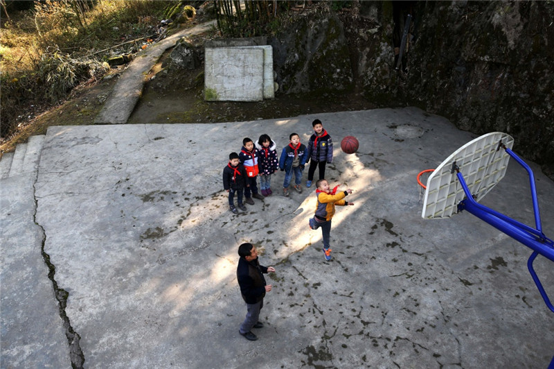 2月13日，重庆市黔江区舟白街道“微小学”五台村小学的师生在上体育课。