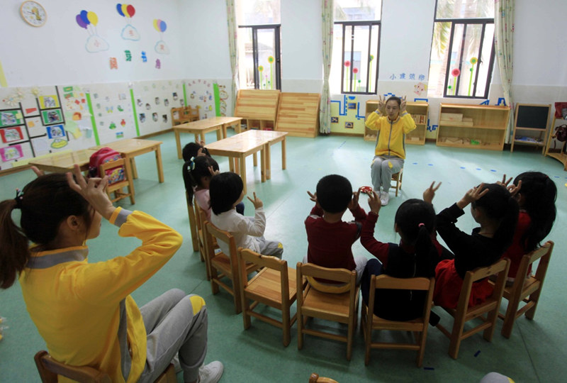 2月13日，海南省三沙市永兴学校老师带领学生上开学第一课。