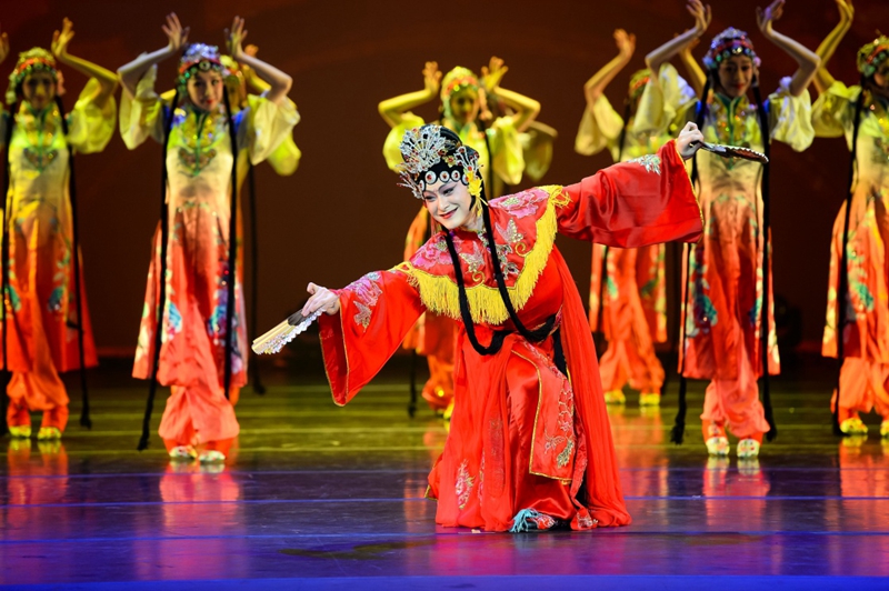 2月13日，中国东方歌舞团演员在表演舞蹈诗画《国色》。当晚，由国务院侨务办公室主办的2017年“文化中国·四海同春”澳门站演出在澳门文化中心剧院上演。