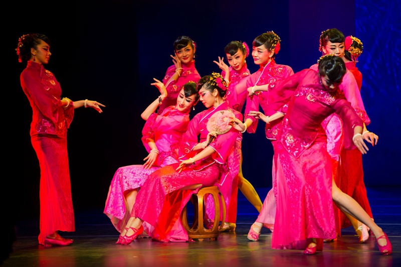 2月13日，中国东方歌舞团演员在表演舞蹈诗画《国色》。当晚，由国务院侨务办公室主办的2017年“文化中国·四海同春”澳门站演出在澳门文化中心剧院上演。