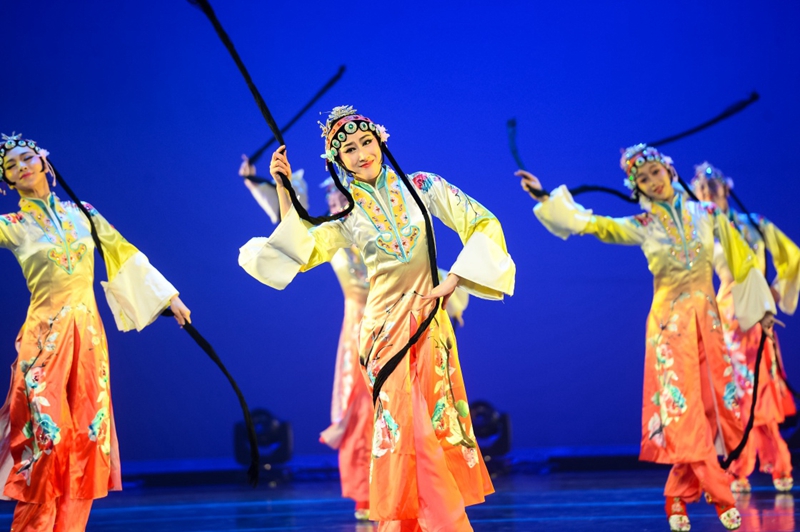 2月13日，中国东方歌舞团演员在表演舞蹈诗画《国色》。当晚，由国务院侨务办公室主办的2017年“文化中国·四海同春”澳门站演出在澳门文化中心剧院上演。