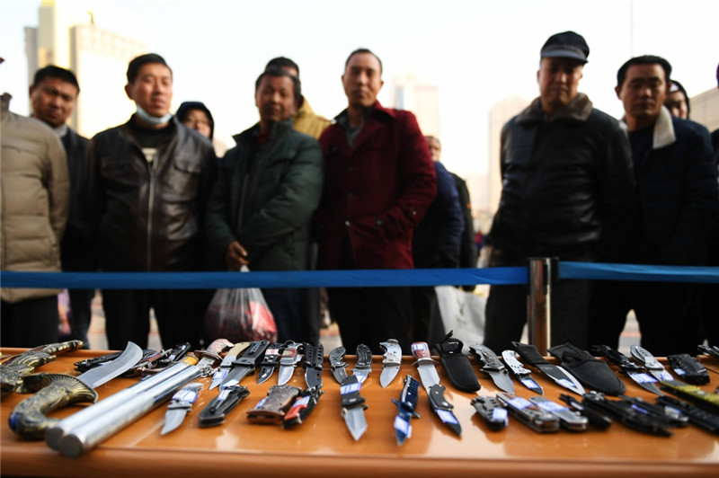 2月14日，兰州铁路公安处在兰州火车站站前广场展示春运期间被查获的管制刀具。