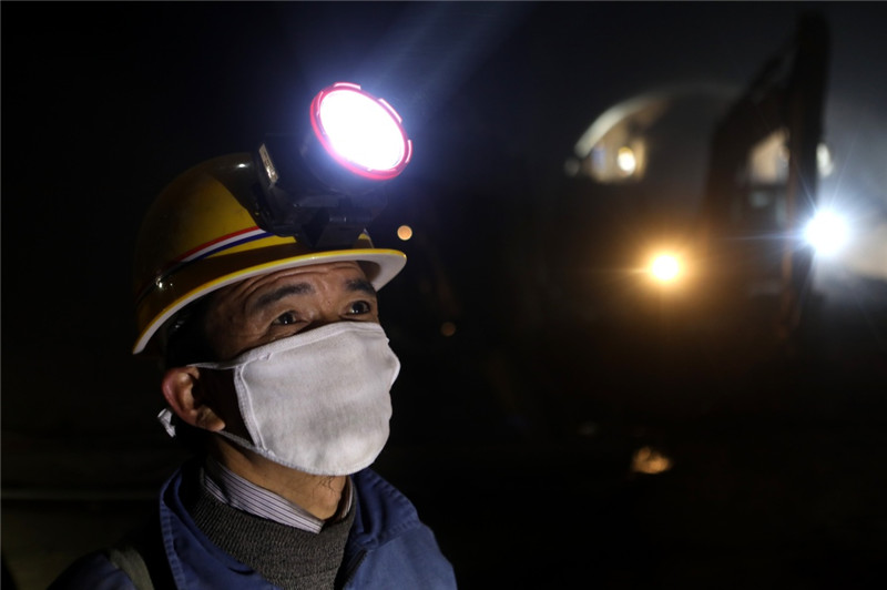 2月14日，福建籍工人谢兴华在京张高铁河北张家口下花园区段隧道工作。