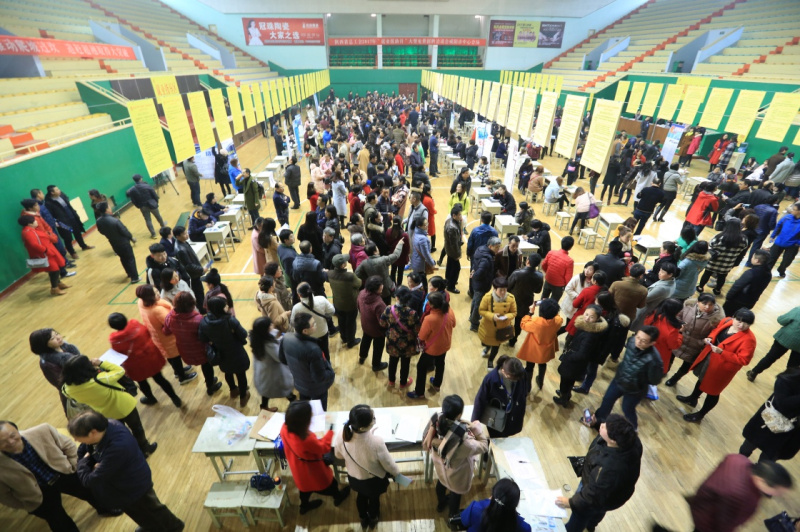 2月15日，在咸阳市体育馆，“就业援助月”活动咸阳会场人头攒动。