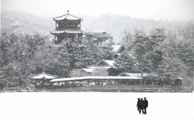 当日，河北承德迎来立春后首场降雪，避暑山庄被白雪覆盖，美如画卷。
