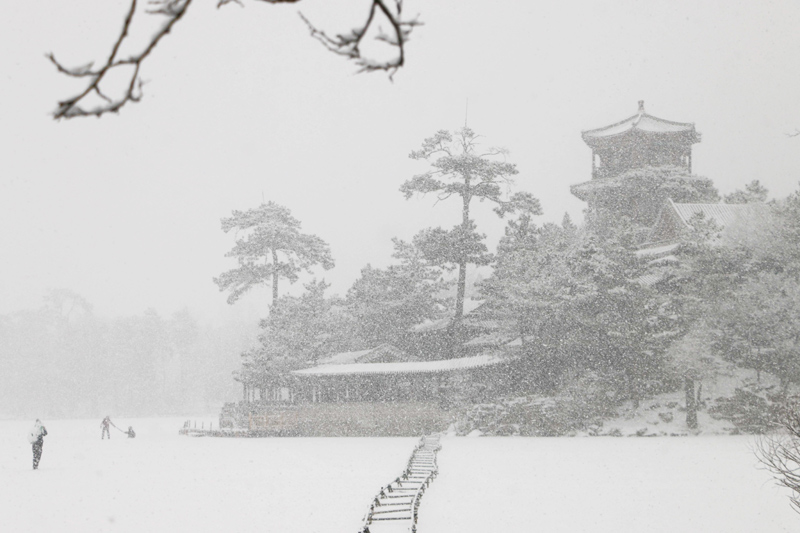 当日，河北承德迎来立春后首场降雪，避暑山庄被白雪覆盖，美如画卷。