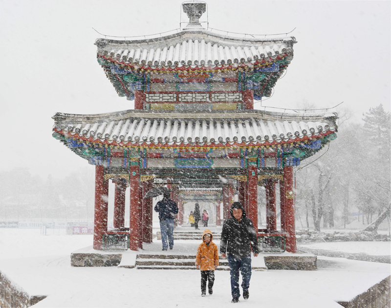 当日，河北承德迎来立春后首场降雪，避暑山庄被白雪覆盖，美如画卷。