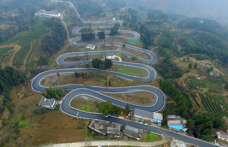 “十大拐”公路位于湖北省恩施土家族苗族自治州恩施市太阳河乡境内，是白奉（湖北恩施白杨坪至重庆奉节）公路中的一段，因有十处拐弯而得名。从空中俯看，这条公路如玉带缠在山腰，蜿蜒而行。
