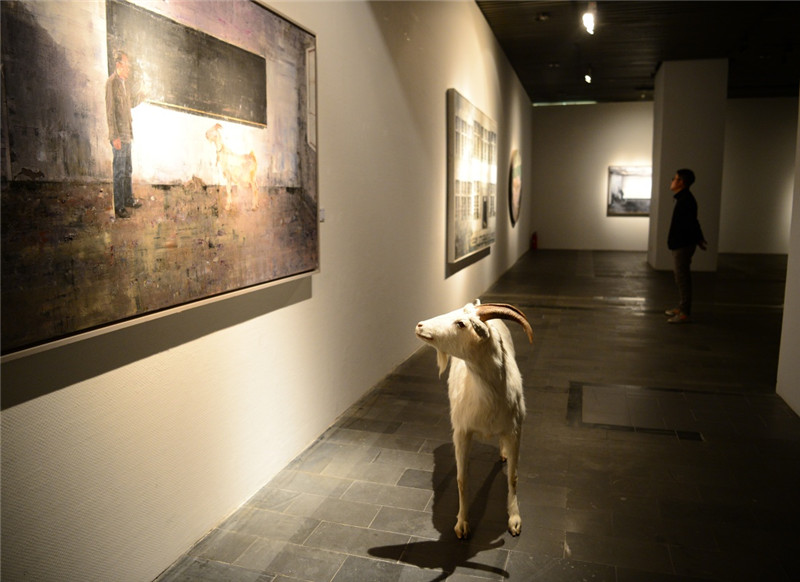 这是展出的作品《一堂生动的外语课》（2月20日摄）。