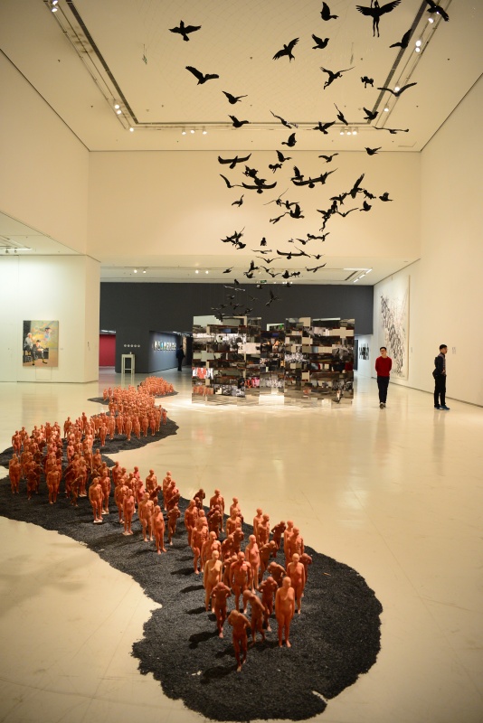 2月20日，观众在西安美术馆内参观展出的当代艺术作品。
