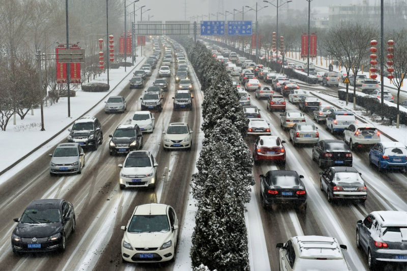 图为雪中的太原市滨河东路（2月21日摄）。