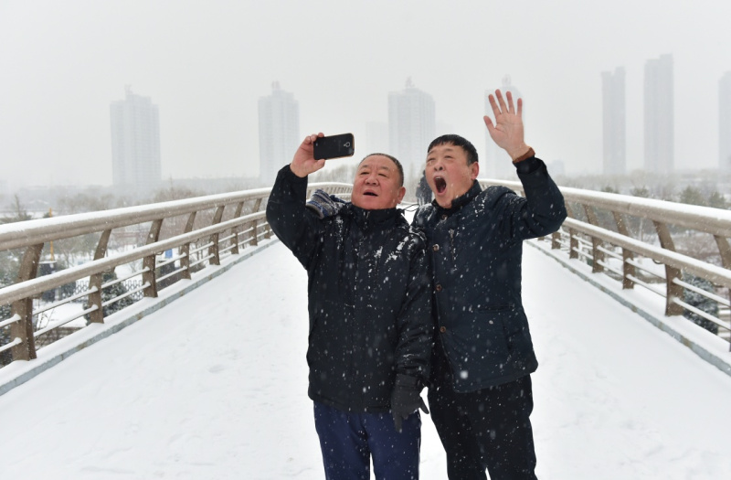 2月21日，两位太原市民在大雪中自拍。