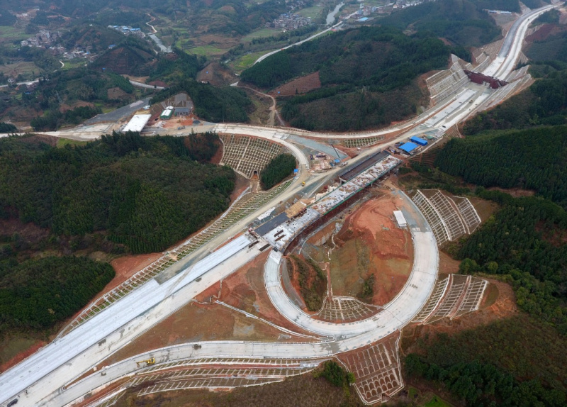 这是正在建设的广西桂三（桂林市至三江侗族自治县）高速公路（2月23日摄）。