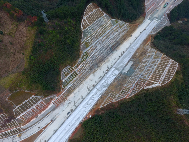 这是正在建设的广西桂三（桂林市至三江侗族自治县）高速公路（2月23日摄）。