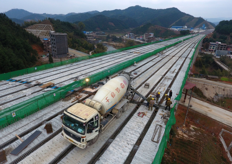 这是正在建设的广西桂三（桂林市至三江侗族自治县）高速公路（2月23日摄）。