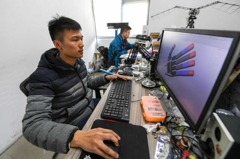 在河南省国家大学科技园创客空间，宋纪元利用软件为机械手建模（2月18日摄）。