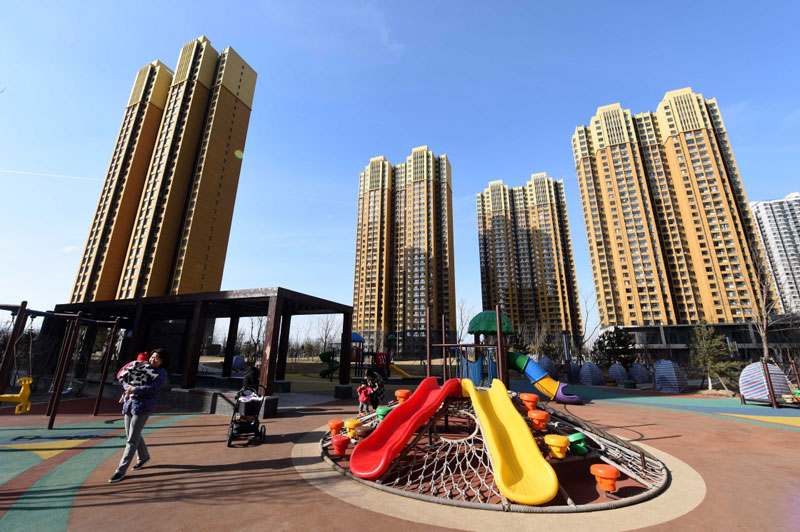 2月28日，家长带着孩子在北京昌平区回龙观融泽嘉园小区内玩耍，融泽嘉园是北京西城区旧城保护定向安置房项目。