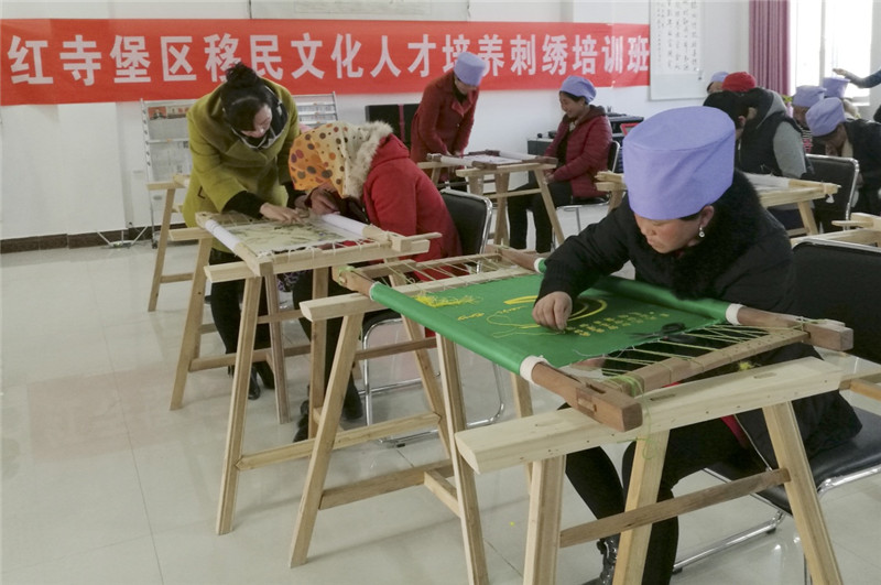 赵秀兰（左一）在刺绣培训班教授学员刺绣技艺（2016年11月23日摄）。