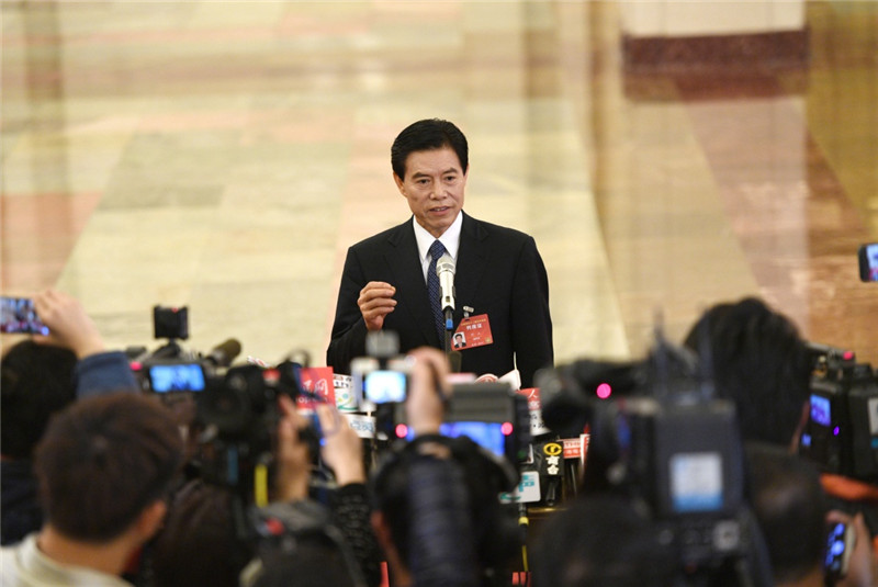 3月3日，中国人民政治协商会议第十二届全国委员会第五次会议在北京人民大会堂开幕。这是商务部部长钟山接受采访。