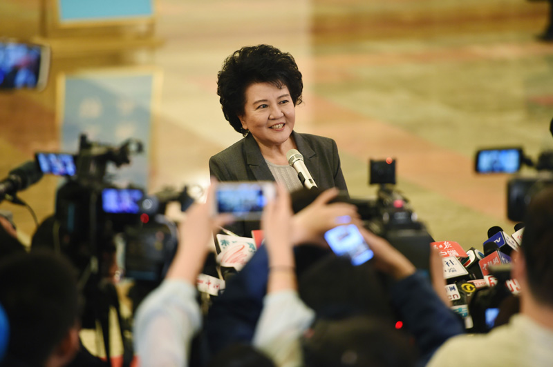 3月3日，中国人民政治协商会议第十二届全国委员会第五次会议在北京人民大会堂开幕。这是国务院侨务办公室主任裘援平接受采访。