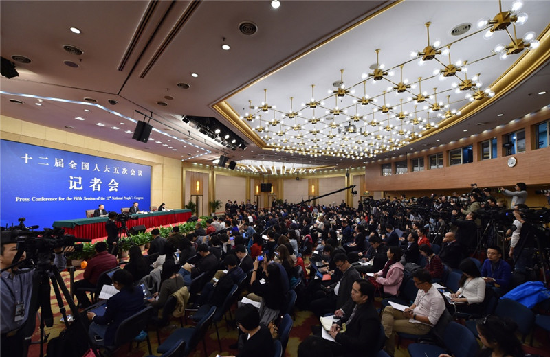 3月9日，十二届全国人大五次会议新闻中心举行记者会，邀请环保部部长陈吉宁就“加强生态环境保护”的相关问题回答中外记者的提问。