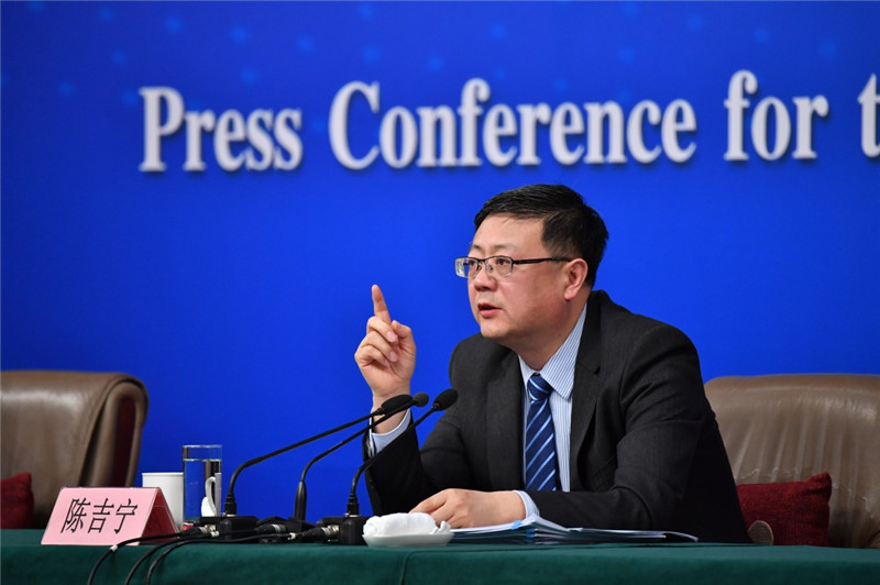 3月9日，十二届全国人大五次会议新闻中心举行记者会，邀请环保部部长陈吉宁就“加强生态环境保护”的相关问题回答中外记者的提问。这是陈吉宁在回答记者提问。