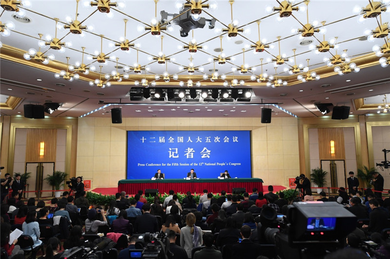 3月9日，十二届全国人大五次会议新闻中心举行记者会，邀请环保部部长陈吉宁就“加强生态环境保护”的相关问题回答中外记者的提问。