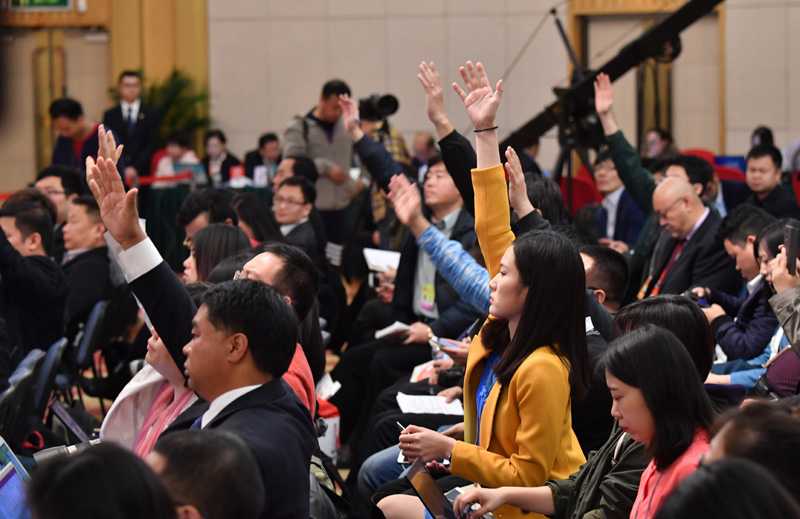 3月12日，十二届全国人大五次会议新闻中心举行记者会，邀请教育部部长陈宝生就“教育改革发展”的相关问题回答中外记者的提问。这是记者在举手提问。