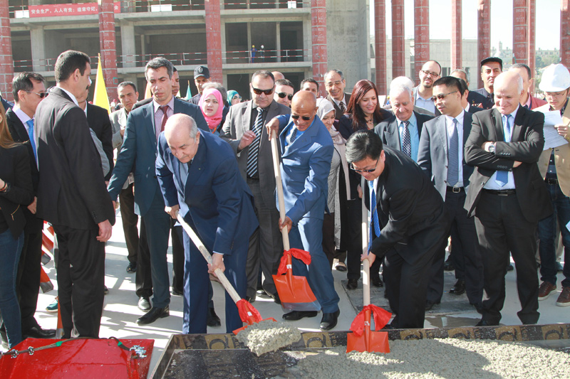 随着最后一批混凝土的灌入,由中国建筑工程总公司承建的阿尔及利亚大清真寺宣礼塔11日上午主体结构封顶,其250米的高度刷新了非洲最高建筑的纪录。