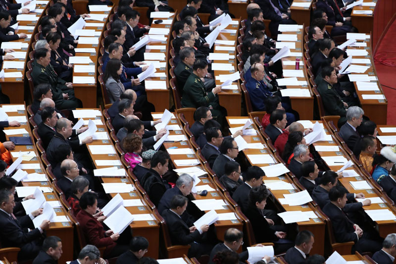3月13日，全国政协十二届五次会议在北京人民大会堂举行闭幕会。这是全国政协委员在认真听会。