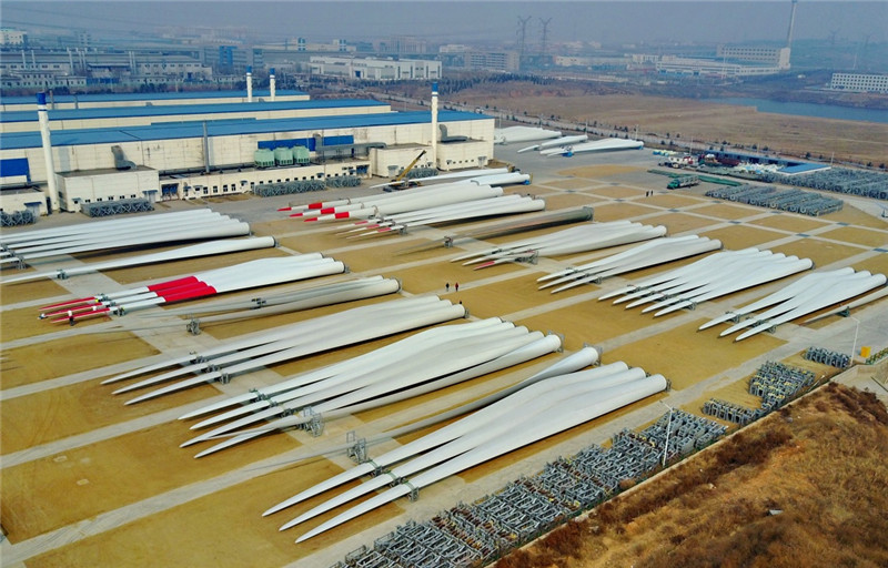 3月19日,工人在河北秦皇岛经济技术开发区艾尔姆风能叶片制品(秦皇岛)有限公司厂区内工作。