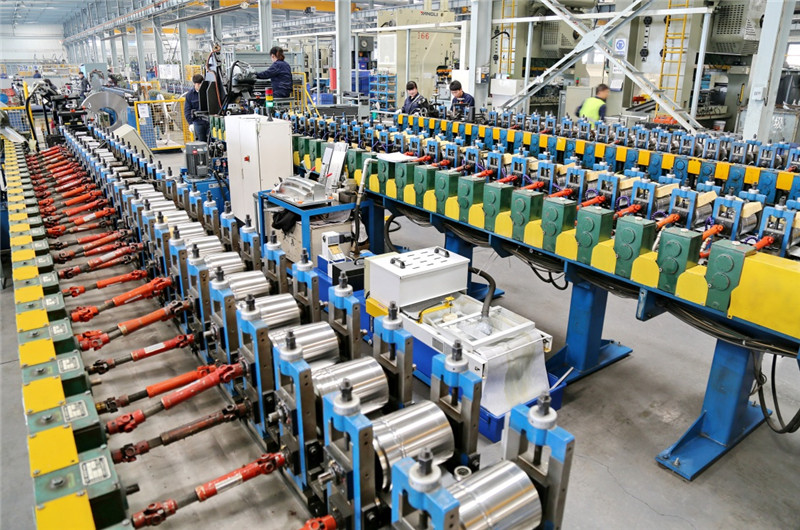 3月19日,工人在河北秦皇岛经济技术开发区秦皇岛威卡威汽车零部件有限公司生产车间工作。