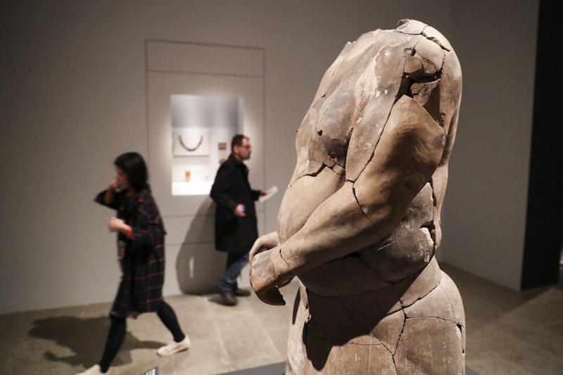 美国纽约大都会艺术博物馆27日举行大型展览“秦汉文明”媒体预展及开幕式。此展将于4月3日至7月16日面向公众展出。