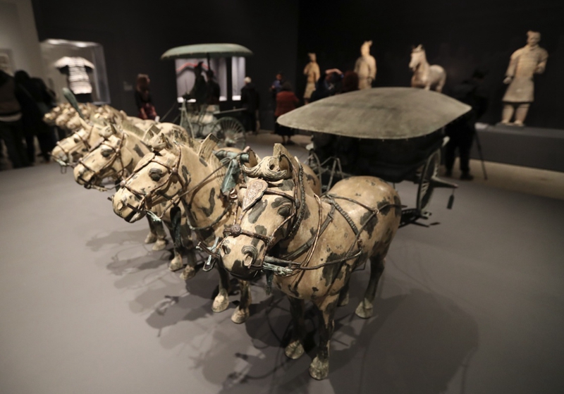 美国纽约大都会艺术博物馆27日举行大型展览“秦汉文明”媒体预展及开幕式。此展将于4月3日至7月16日面向公众展出。