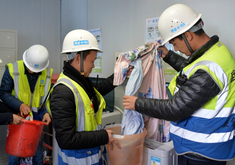 4月1日,务工人员在"工友之家"自助洗衣房洗衣服.