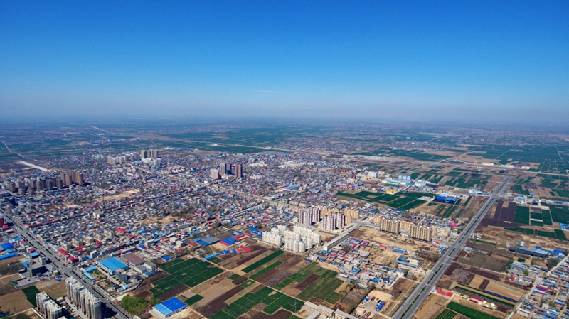 日前，中共中央、国务院印发通知，决定设立河北雄安新区。这是以习近平同志为核心的党中央作出的一项重大的历史性战略选择，是继深圳经济特区和上海浦东新区之后又一具有全国意义的新区，是千年大计、国家大事。