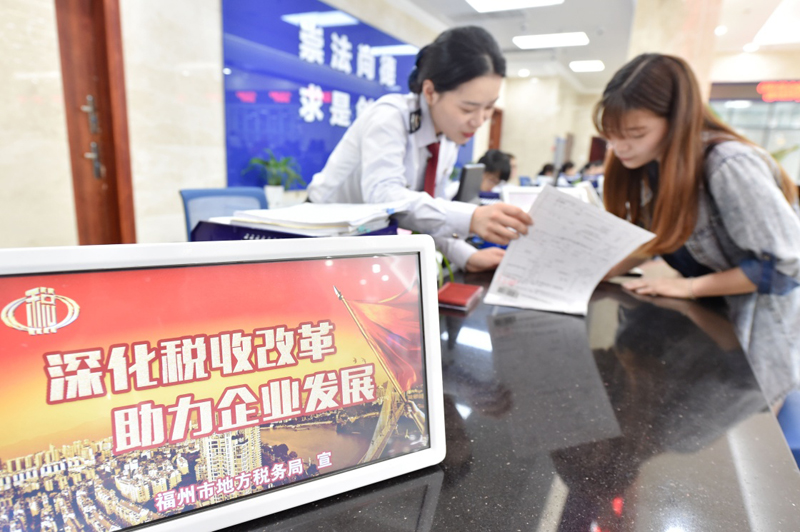 今年4月是全国第26个税收宣传月，福州市地税部门围绕“深化税收改革、助力企业发展”这一主题，开展丰富多样的税收宣传服务工作，为纳税人提供更优质的办税服务。
