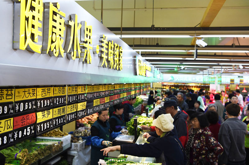 市民在辽宁省沈阳市某副食市场选购蔬菜（4月10日摄）。