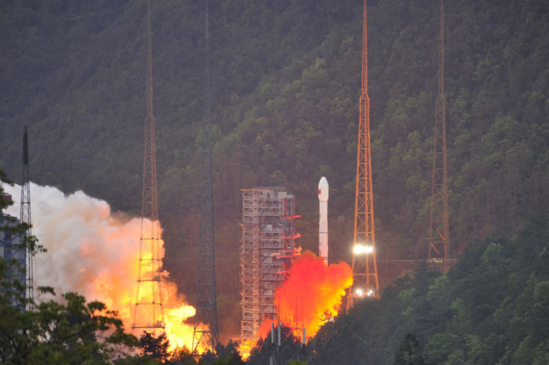 4月12日19时04分，我国实践十三号卫星在西昌卫星发射中心由长征三号乙运载火箭成功发射。这是我国首颗高通量通信卫星，通信总容量达20Gbps，超过我国已研制发射的通信卫星容量总和。