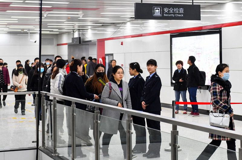 4月13日,市民在长春地铁1号线市政府站内进行大客流应急演练.资料图