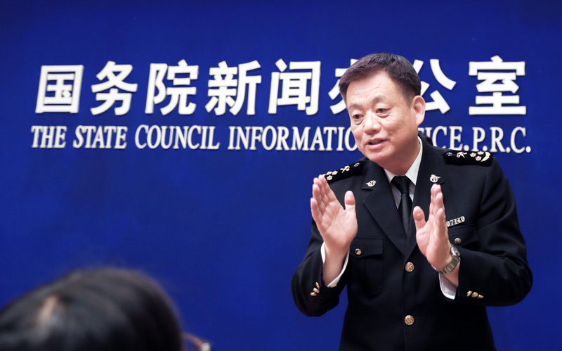 4月13日，海关总署新闻发言人黄颂平在国新办发布会上与记者交流。