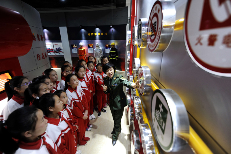 4月13日,河北省承德市双滦区公安消防大队邀请辖区小学生走进消防大队,参观消防体验馆,学习安全知识。这是双滦区滦河民族小学学生在消防体验馆学习消防知识。