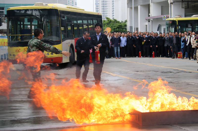 4月13日,福建厦门消防支队联合厦门公交集团开展公交车灭火救援疏散逃生演练及消防安全知识培训,提升公共交通从业人员的安全意识和救援能力。这是厦门公交集团职工在消防人员的指导下体验使用灭火器灭火。