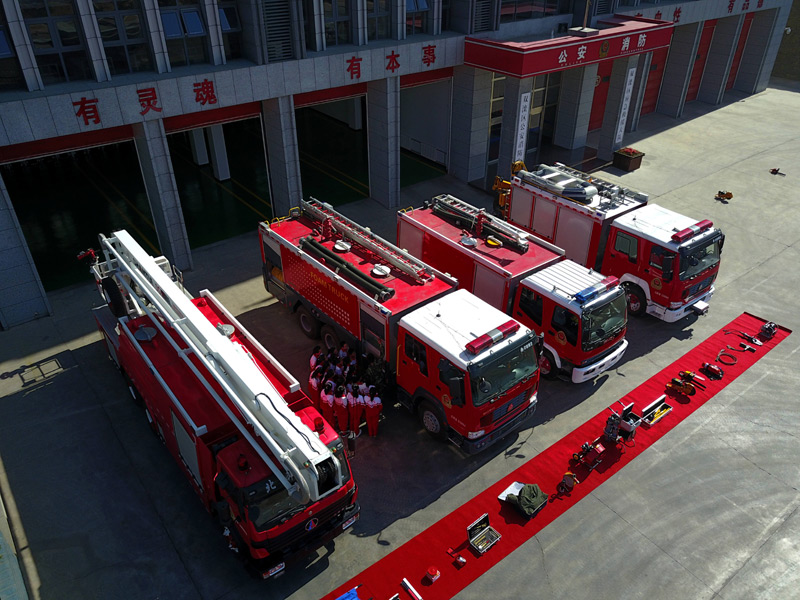 4月13日,河北省承德市双滦区公安消防大队邀请辖区小学生走进消防大队,参观消防体验馆,学习安全知识。这是双滦区滦河民族小学学生在参观消防装备。
