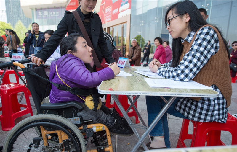 4月14日，在合肥市蜀山区春季残疾人专场招聘会现场，一名求职者在向用人单位工作人员咨询。