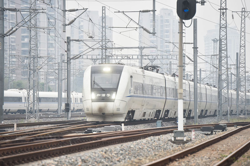 4月16日,在福州火车站,南昌铁路局福州客运段D6541次动车准备进站。