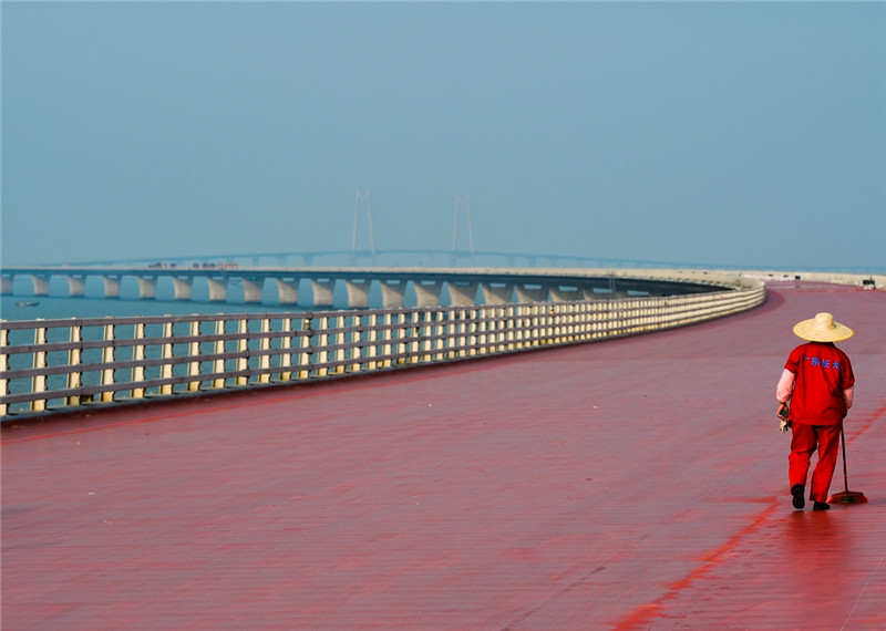 工人将港珠澳大桥桥面保护涂层打扫得一尘不染，在涂层上面将铺设沥青（4月29日摄）。