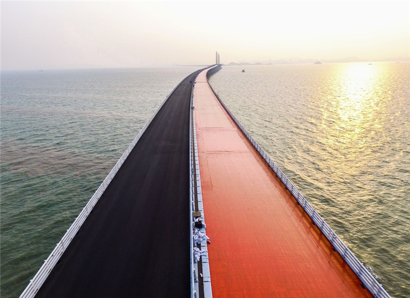 正在铺设沥青的港珠澳大桥江海航段桥面，红色是铺设沥青前的保护涂层（4月29日摄）。